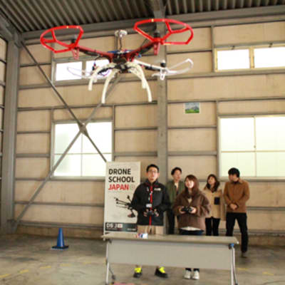 屋内で飛ぶドローン