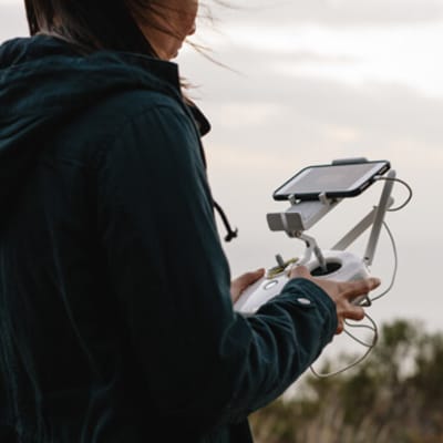 ドローンを飛ばす男性