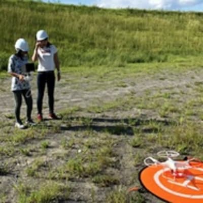 実技では、ドローン操縦に必要な基礎...