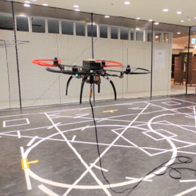 屋内で飛ぶドローン