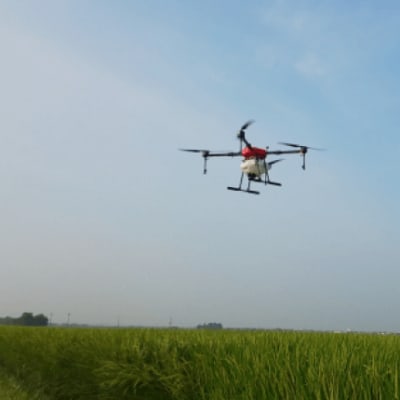 空を飛ぶドローン