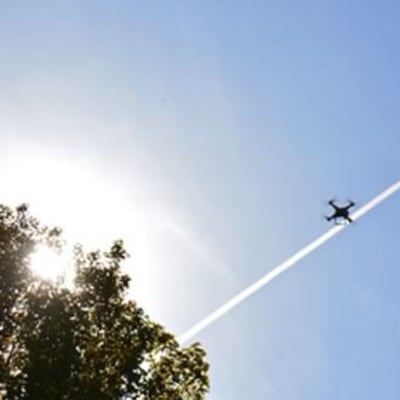 飛んでいるドローン