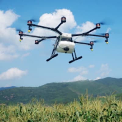 座学では、飛行申請、ドローンの構造...