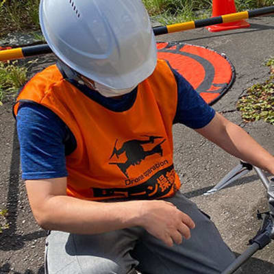 ドローンを整備する男性