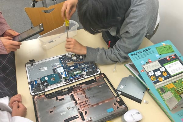 カリキュラムは完全オリジナル！毎月テーマを決め、プログラミングを始めSTEM教育を楽しく学ぼう