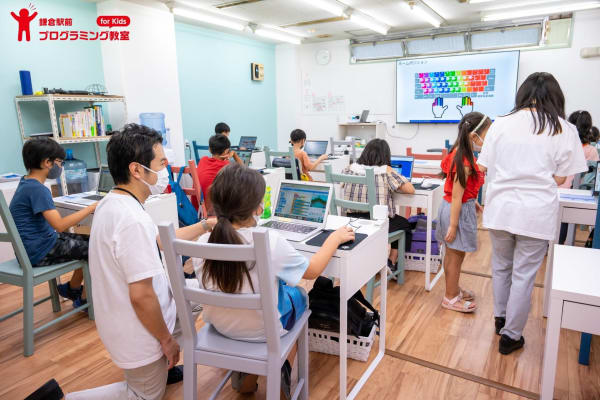 現場講師(メンター)とガイドキャラクター によるダブルティーチングで個別最適化された授業を実現