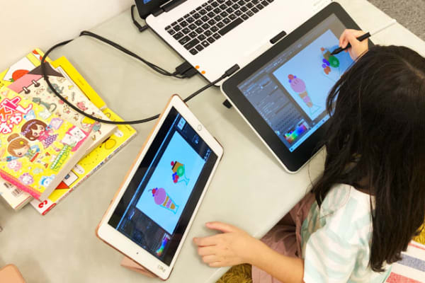 パソコン、ipad、ペンタブレットの3点セット！ペイントアプリでイラストもたくさん描きます。