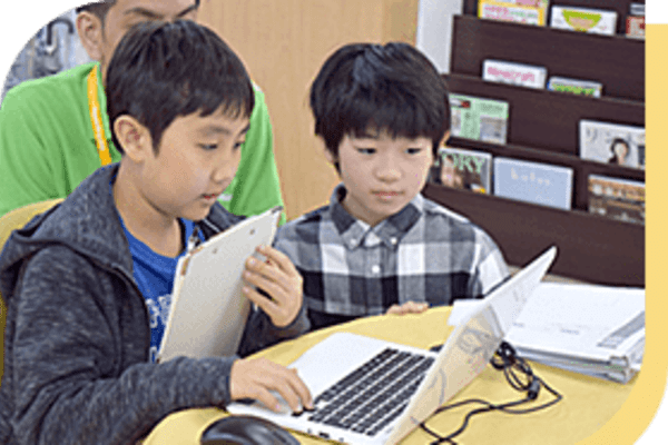 先生1に対し生徒が2〜3人でそれぞれの進捗に合わせて授業を進めていきます。