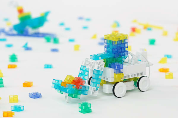 【ロボットプログラミング】半透明でカラフルなブロックで、ロボット作りのアイディアは無限大！∞