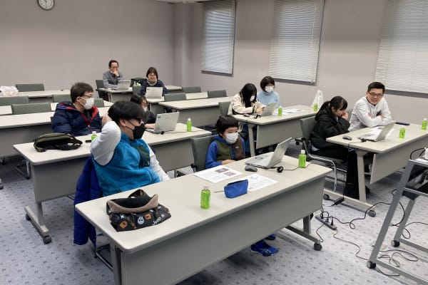 1クラス10人程度で講義を行います。