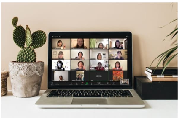 卒業後も、先輩デザイナーから直接学べるコミュニティーあり