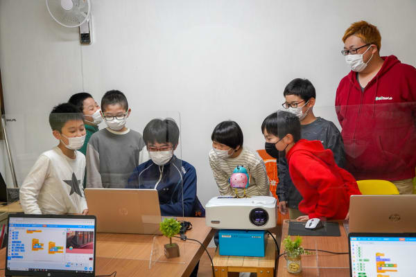 コーチはプログラミング教育の専門講師として最前線で経験を積んできたITのプロ！みんなの相談役です。 