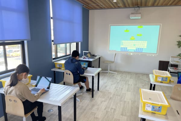 最適な教育環境を提供　～広いデスクスペース・高さ調整可能なイス～