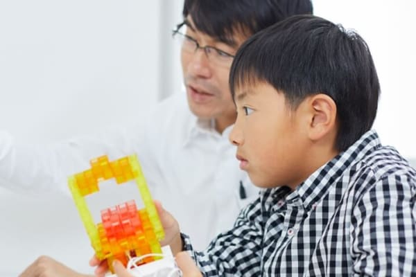 対話のプロと学ぶロボットプログラミング。お子さまの自由な発想を学びにつなげます。