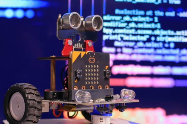 楽しみながら実践的なプログラミング学習を行い、子供たちの応用力を育む環境を提供します