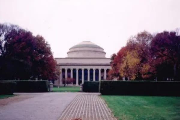 文部科学大臣表彰受賞の工学博士がプログラミングを直接指導