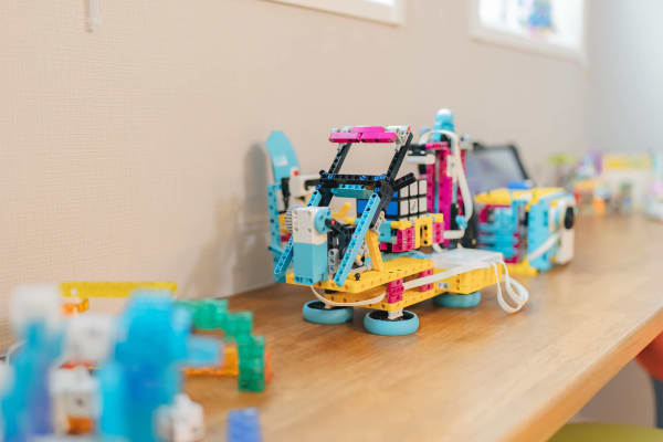 レゴをはじめとした8種類のロボットを使ってプログラミング。 ロボットは購入不要です。