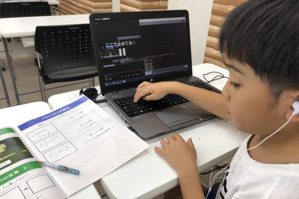 動画先生と教室の先生によるダブルチューターシステム