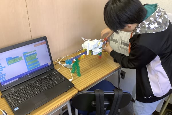 小学生はブロックを制作し、プログラミングによって電子パーツが稼働する学習を行います。