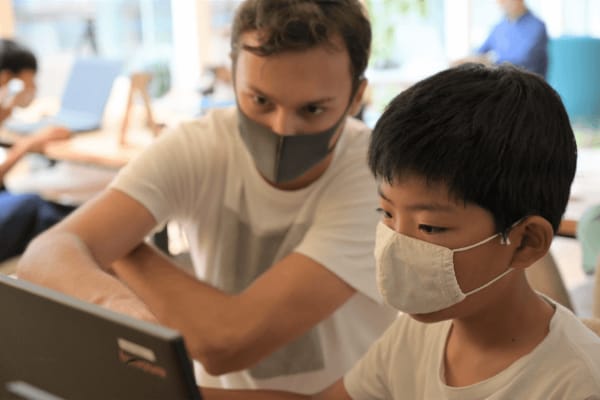 外国人講師と英語でプログラミング！ 英語に自然と「触れて、慣れて、使う」