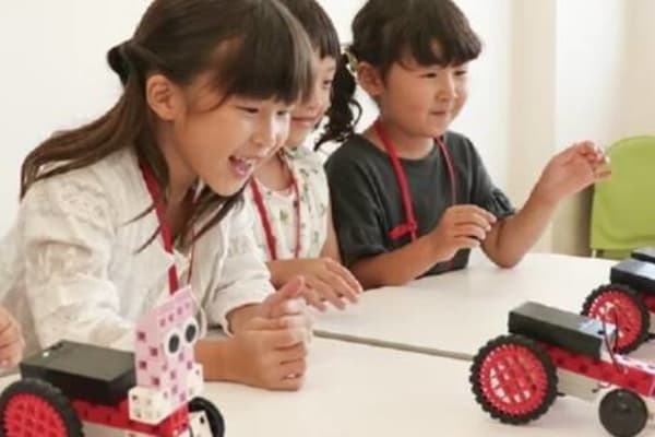 先生１人に対して生徒4～5名の少人数クラス