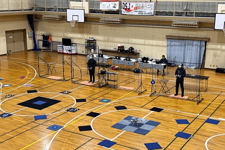 屋内操縦練習風景