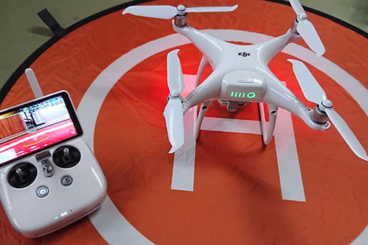 白色のドローン