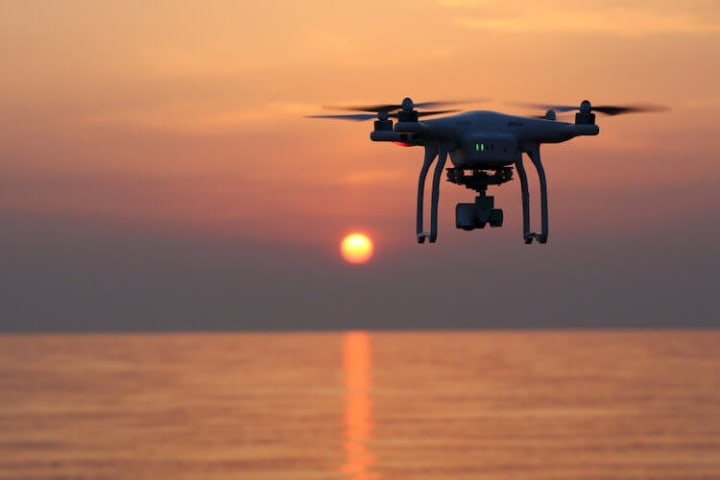 飛んでいるドローン