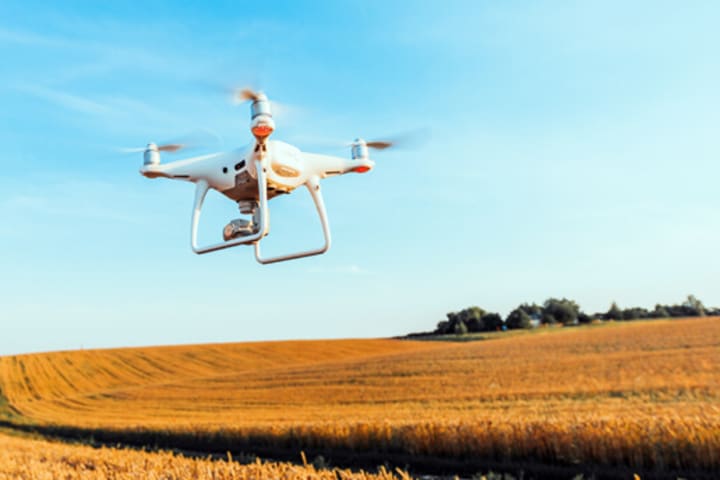 青空を飛ぶドローン