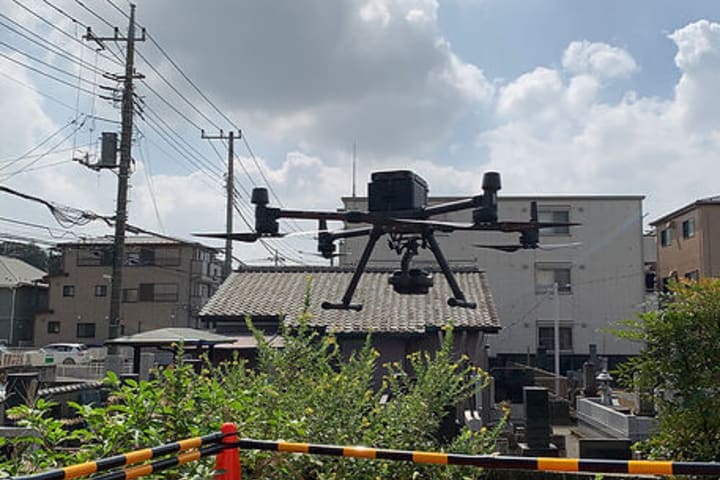 街中で浮遊するドローン