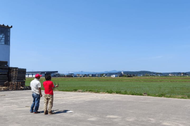 青空でドローンを飛ばす