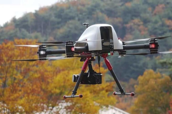 飛んでいるドローン