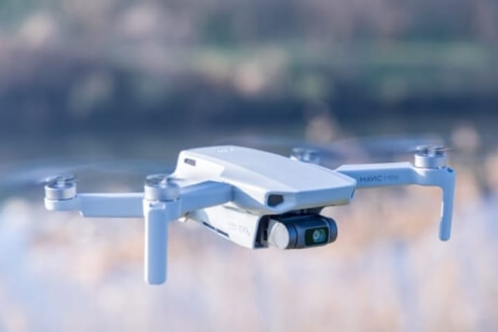 空を飛ぶドローン