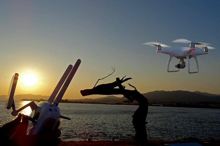 飛んでいるドローン