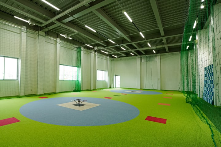 屋内飛行場です。GPS電波等の影響...
