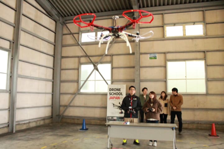 屋内で飛ぶドローン