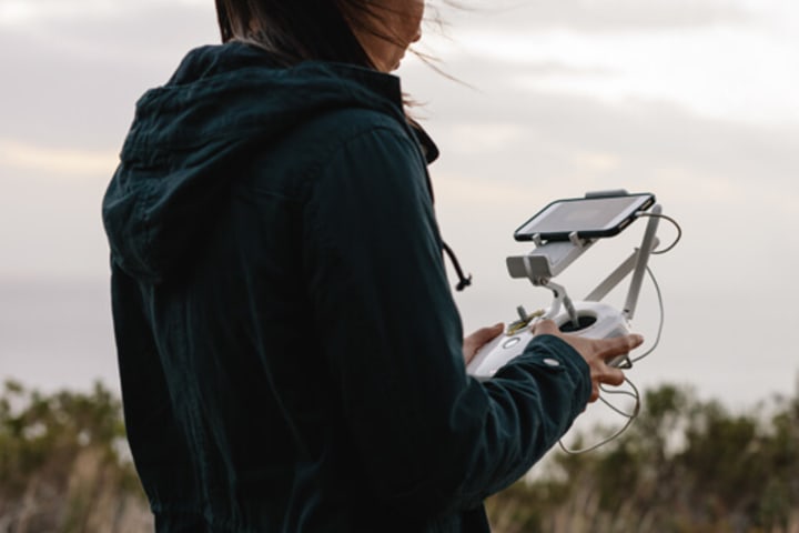 ドローンを飛ばす男性