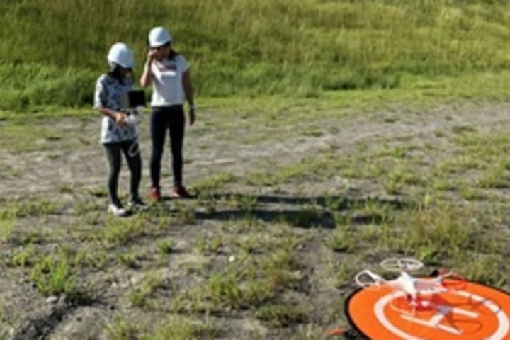 実技では、ドローン操縦に必要な基礎...