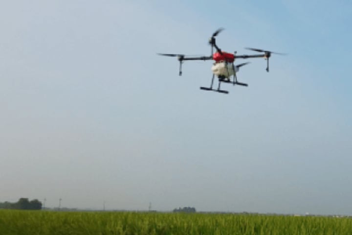 空を飛ぶドローン