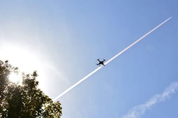 飛んでいるドローン