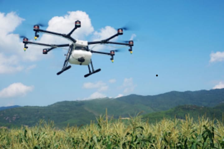 座学では、飛行申請、ドローンの構造...