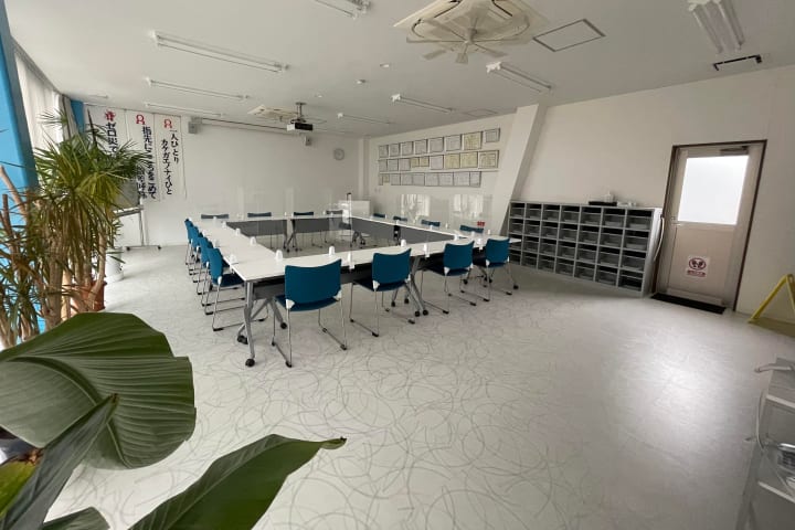 きれいな教室で座学もサポートします