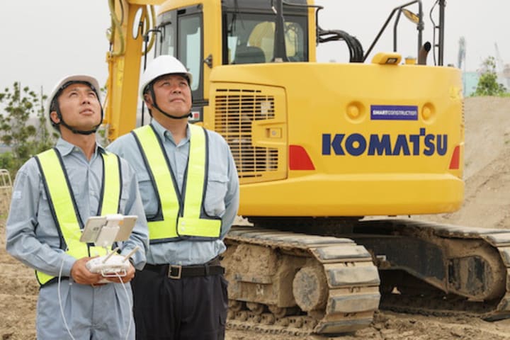 工事現場でドローンを飛ばす作業員