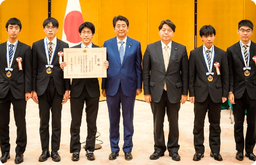 写真 21人のチームをまとめ、内閣総理大臣賞を受賞