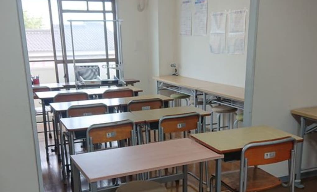 学研西山小学校前教室の画像