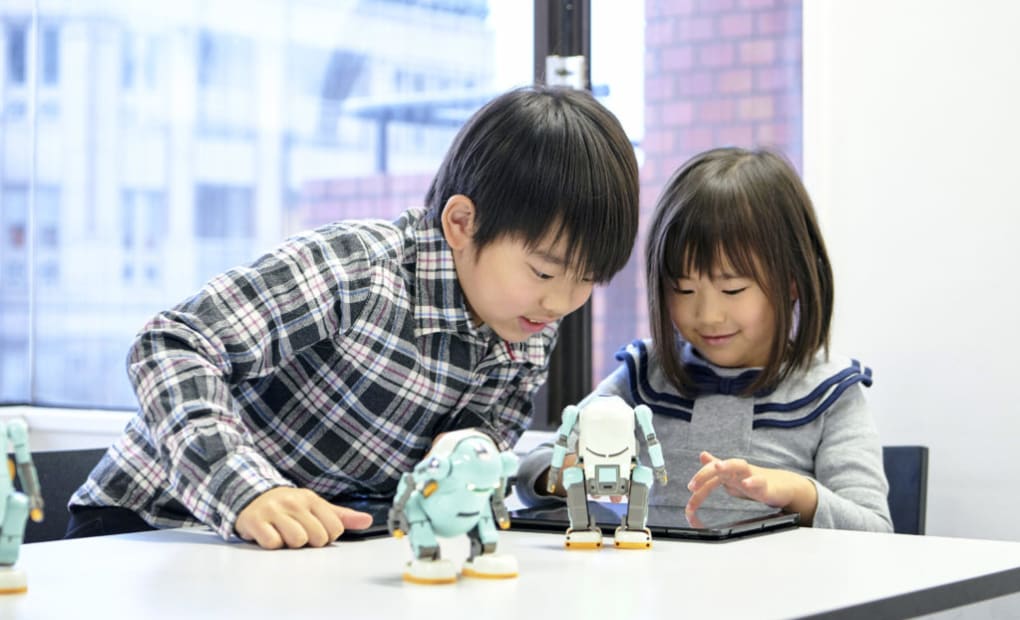 二足歩行ロボットを使ったプログラミング教室の画像