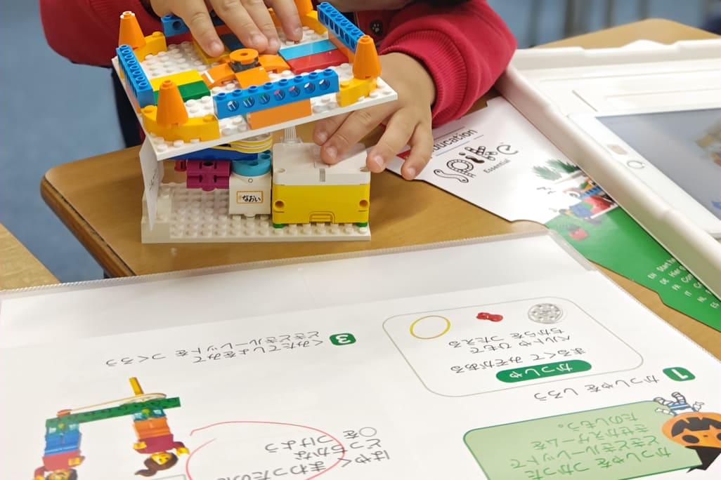 Kicksコースの授業の様子。平面の組立書を見ながら立体物を作ることで、空間認識能力を養います。