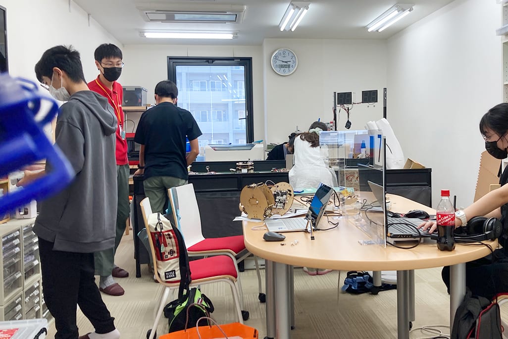 ROBOTICSで学ぶコースでは、一通りカリキュラムを修了すると各自が決めた課題に取り組むドクターコースへ進級。専門は、競技・課題解決・映像など多岐にわたります。【2023年8月撮影】