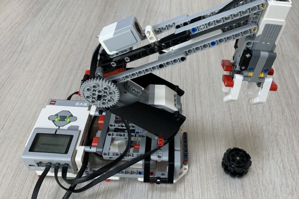 レゴマインドストームでつくったロボットアーム.