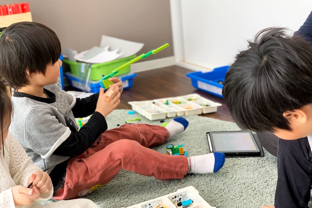 授業風景（作った作品で遊ぶ生徒さん）